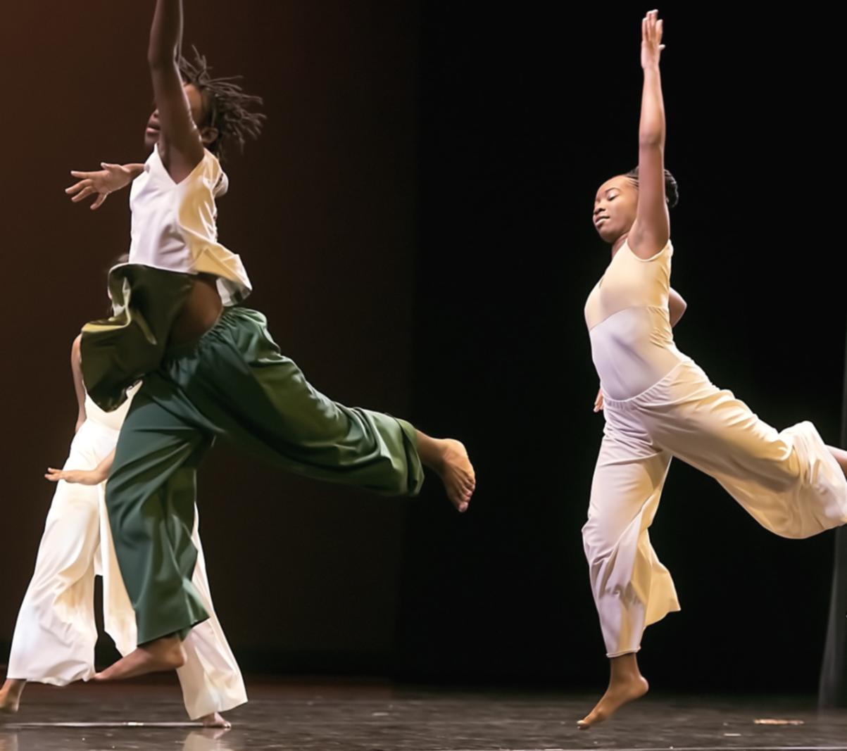 Interno dello studio di danza dynovarex con sala prove, specchi e pavimento in legno professionale