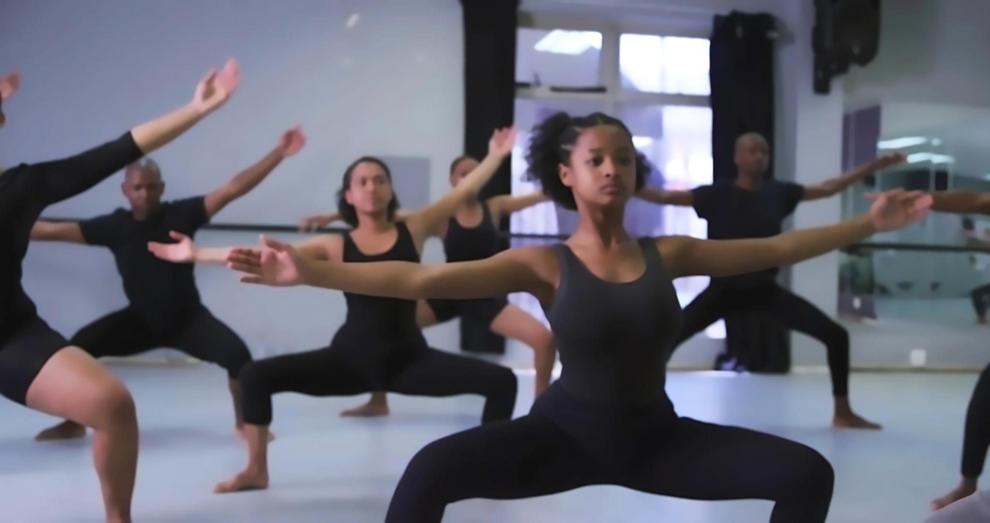 Studio di danza accogliente con specchi e luci naturali